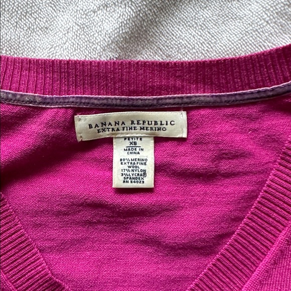 Banana Republic V-Neck Wool Sweater in Fuchsia- size XS - Picture 2 of 7